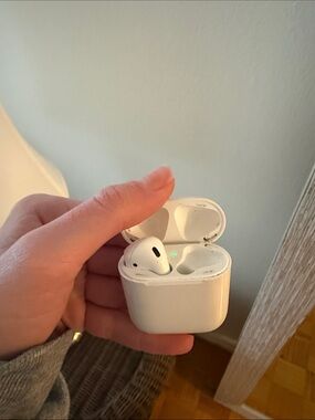 Apple White Wireless Earbud Charging Case